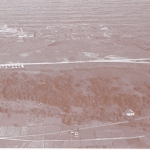 Vista del Campo de vuelo con las casas y el excelente hangar