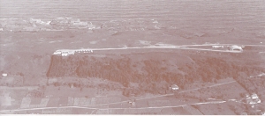 Vista del Campo de vuelo con las casas y el excelente hangar