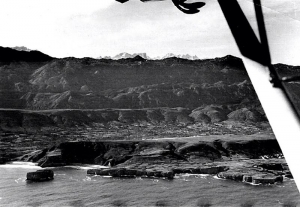 Vista aérea del campo de vuelo de Llanes con los picos al fondo y se aprecia el Naranjo de Bulnes, desde la avioneta Fieseler "storch" Conocida como Cigüeña